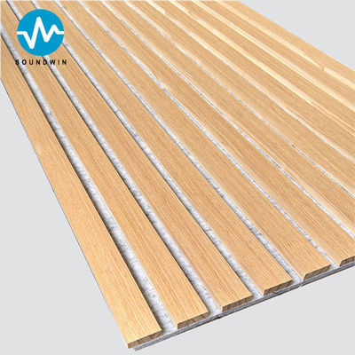 Panneaux muraux en bois lamellé acoustique en chêne au faisceau avec bois naturel gris clair pour le salon