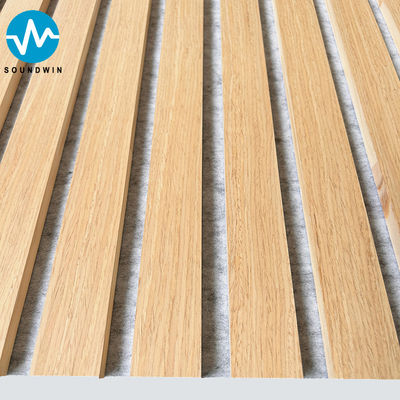 Panneaux muraux en bois lamellé acoustique en chêne au faisceau avec bois naturel gris clair pour le salon