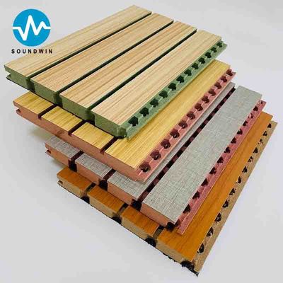 Parement acoustique en bois à rainures pour auditorium