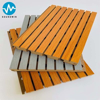 Matériaux d'absorption du son Faisceau de bois perforé à rainures Panneau acoustique pour salle de conférence
